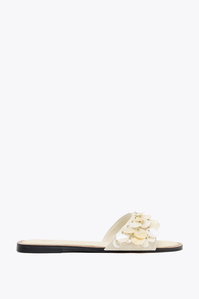 FLAT SANDALS WITH PEARLESCENT PIECES