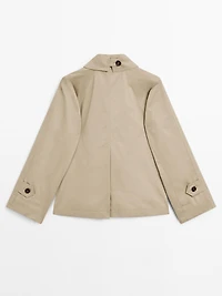 Short trench coat with button detail on the collar