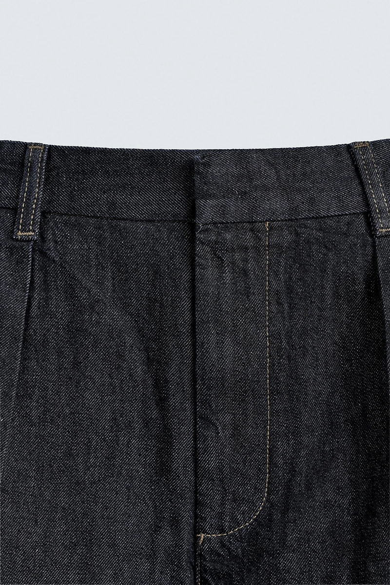 PLEATED WIDE FIT JEANS