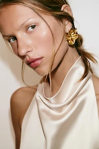 EMBOSSED FLOWER EARRINGS