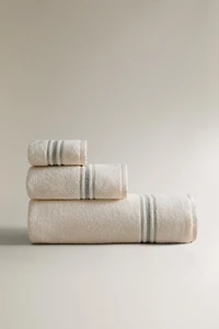 BATH TOWEL WITH COLORED BORDER
