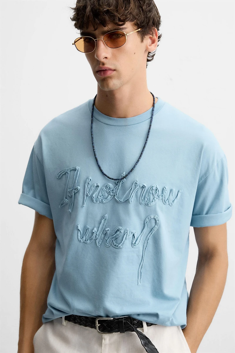 T-SHIRT AVEC INSCRIPTION EN RELIEF
