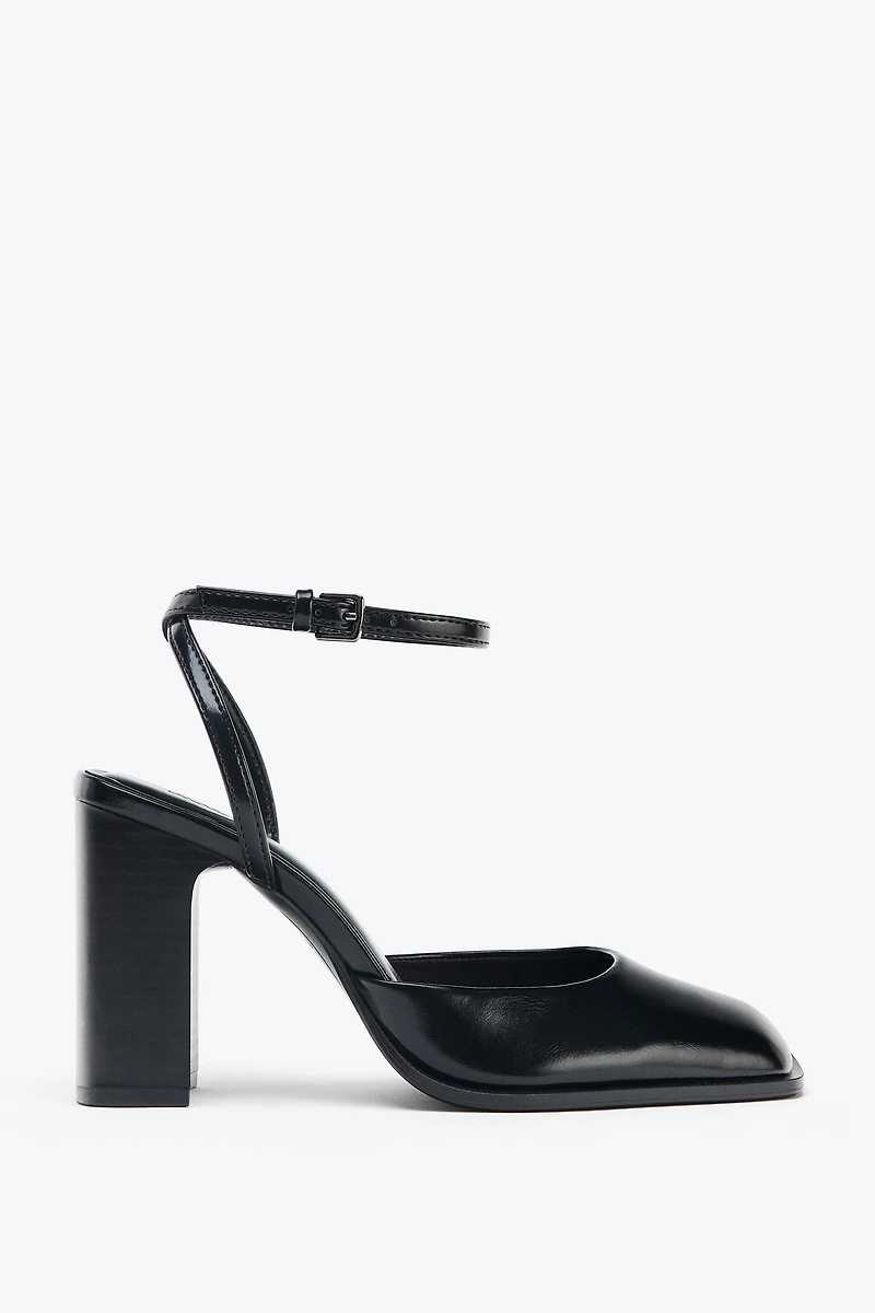 CHAUSSURES OUVERTES À BOUT CARRÉ ET TALONS