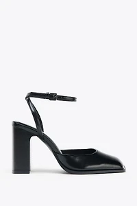 CHAUSSURES OUVERTES À BOUT CARRÉ ET TALONS