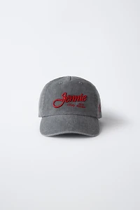 CASQUETTE EFFET DÉLAVÉ BRODÉE JENNIE RUBY®