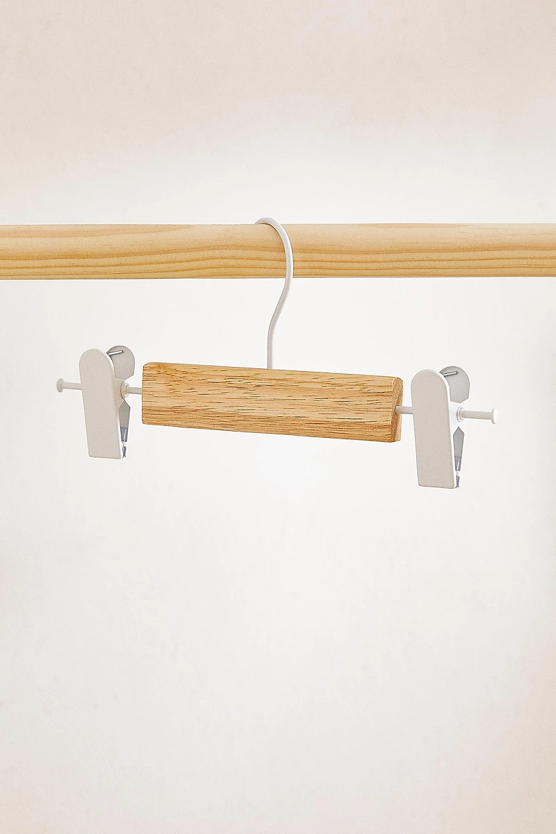 PACK OF CHILDREN’S WOODEN HANGERS WITH CLIPS (PACK OF 3