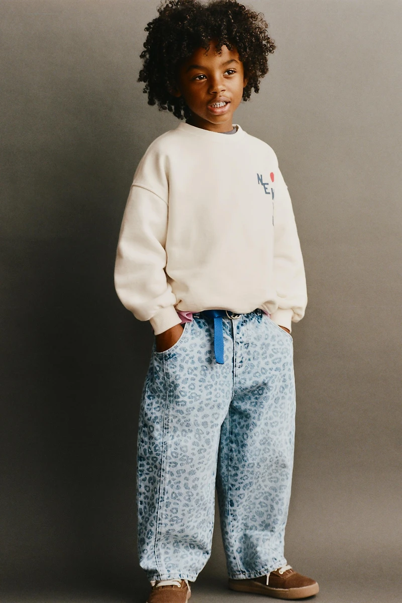 HEART AND TEXT PRINT SWEATSHIRT