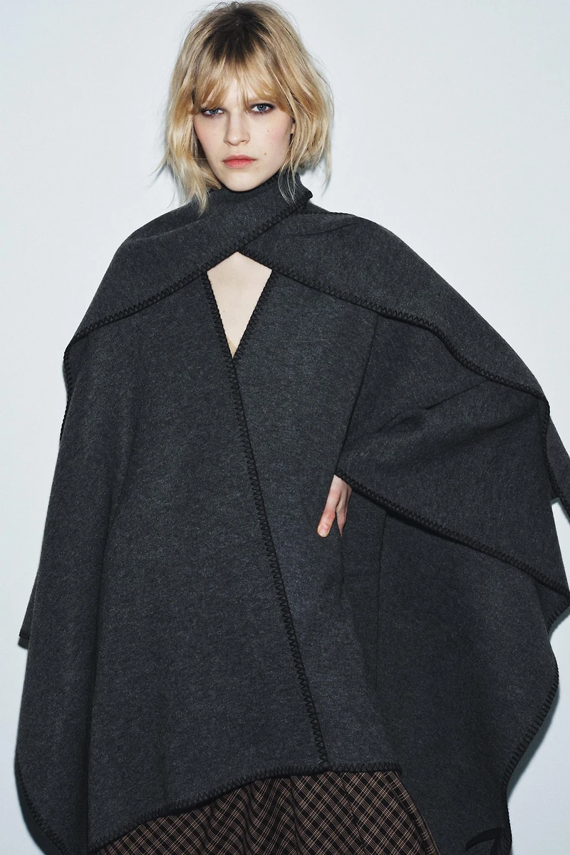 CAPE EN MAILLE AVEC ÉCHARPE ET FIL CONTRASTE