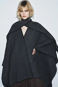 CAPE EN MAILLE AVEC ÉCHARPE ET FIL CONTRASTE