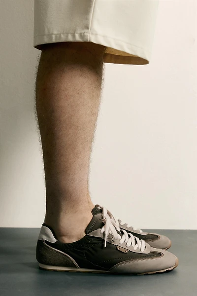RETRO-STYLE SNEAKERS