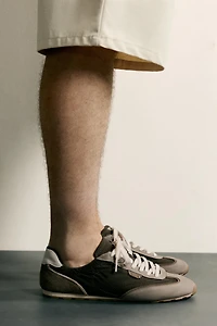 RETRO-STYLE SNEAKERS