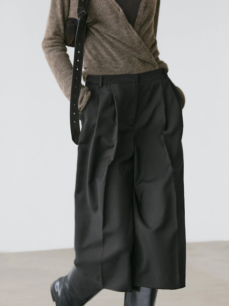 Long 100% wool Bermuda shorts