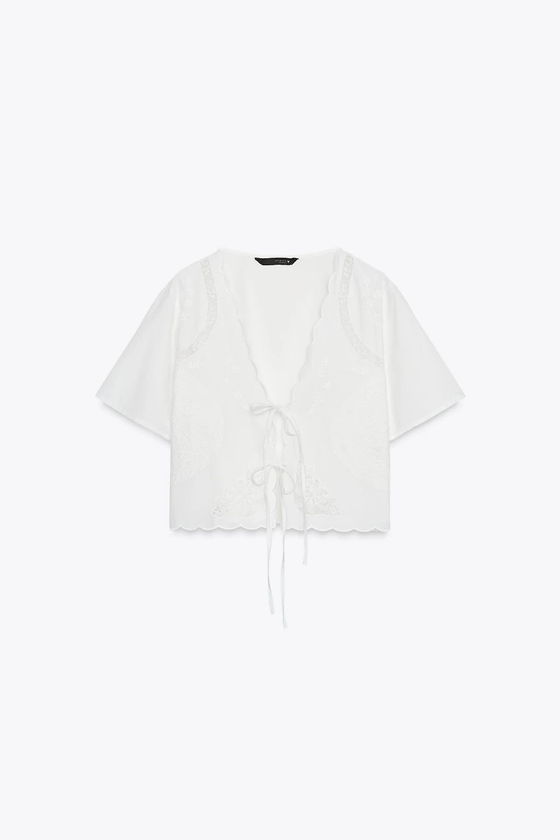 CHEMISE À LACETS ET BRODERIES