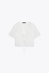 CHEMISE À LACETS ET BRODERIES
