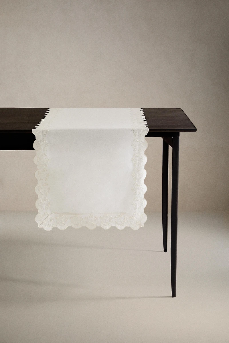 CHEMIN DE TABLE BRODÉ DENTELLE