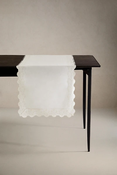 CHEMIN DE TABLE BRODÉ DENTELLE