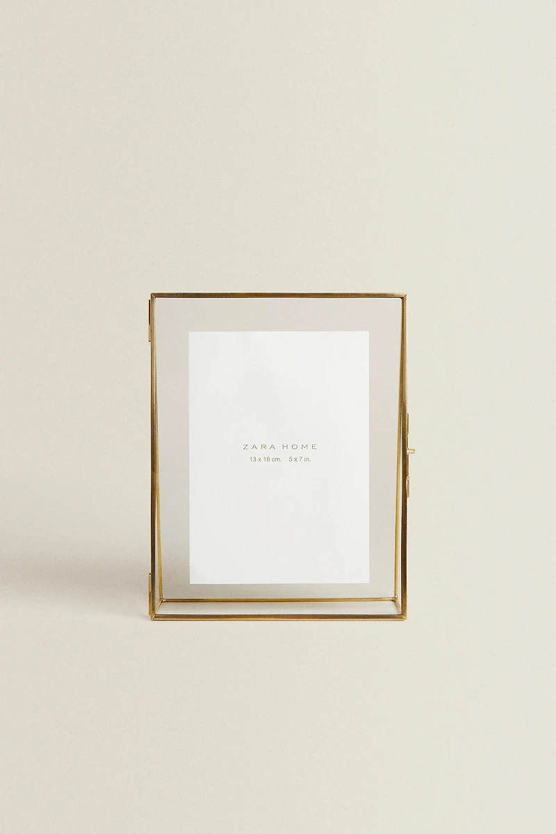 TRIANGULAR STRUCTURE PICTURE FRAME