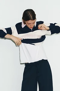 STRIPED TEXT POLO SWEATSHIRT