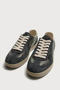 RETRO STYLE SNEAKERS