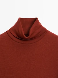 T-shirt à col montant et manches courtes