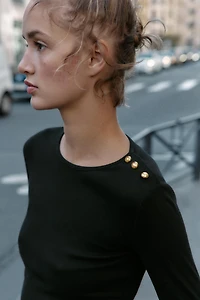 RIBBED BUTTON T-SHIRT