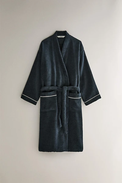 EXTRA SOFT BATHROBE WITH SCALLOPED EDGE (380 GxM²)