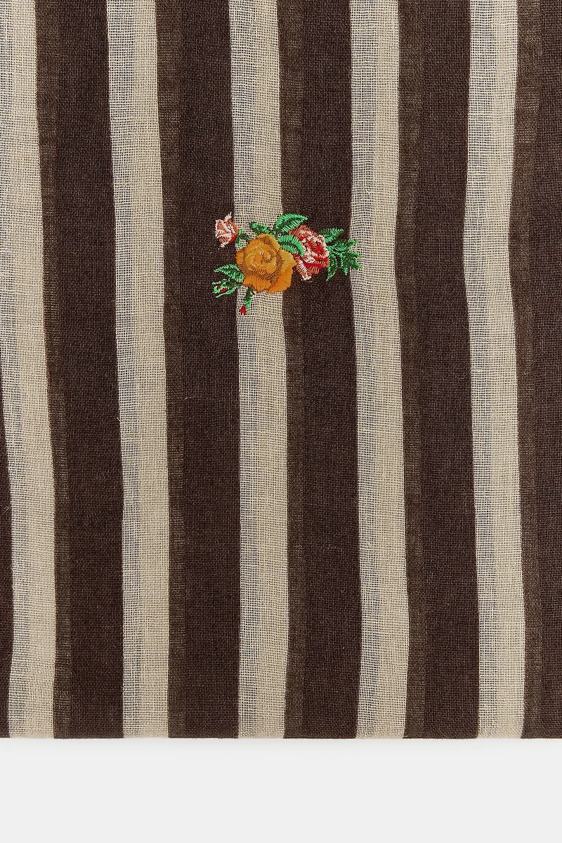 FOULARD EN LIN À RAYURES ET BRODERIES FLORALES