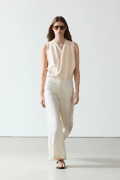 Flowing barrel fit trousers