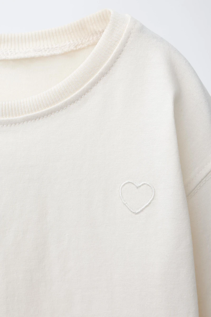 BASIC EMBROIDERED HEART T-SHIRT