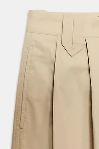 PANTALON À PINCES ET BAS REVERS