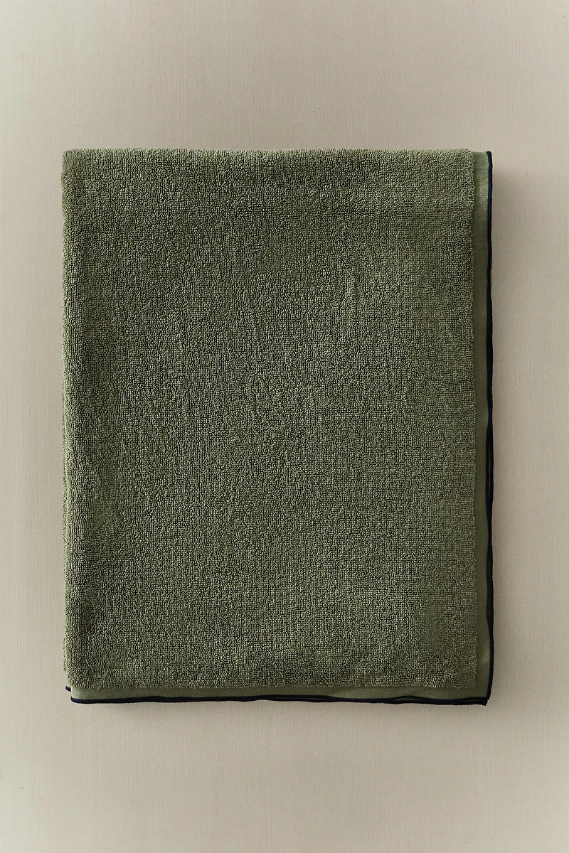 BATH TOWEL WITH CONTRAST TOPSTITCHING
