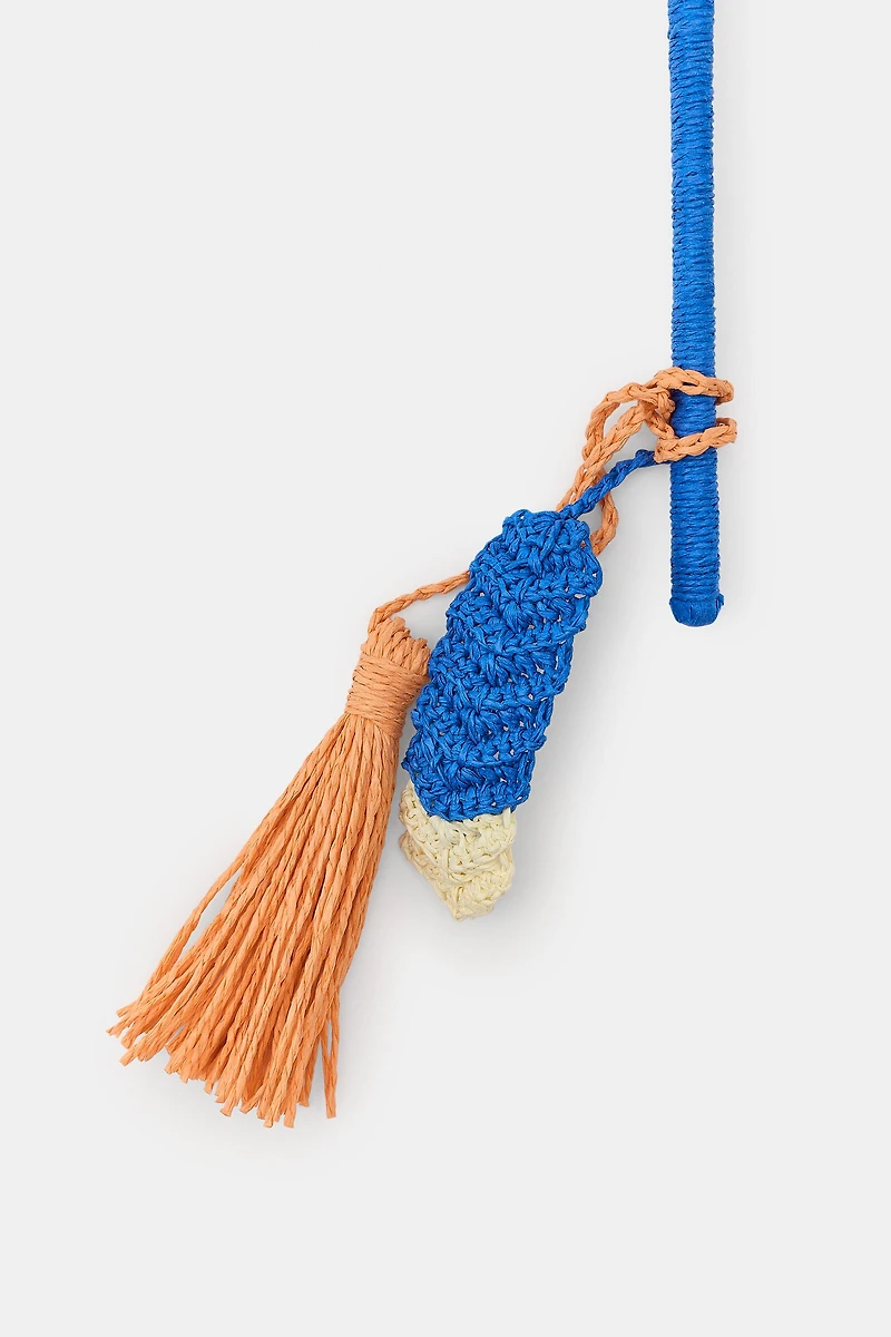 ÉVENTAIL TRESSÉ À POMPONS