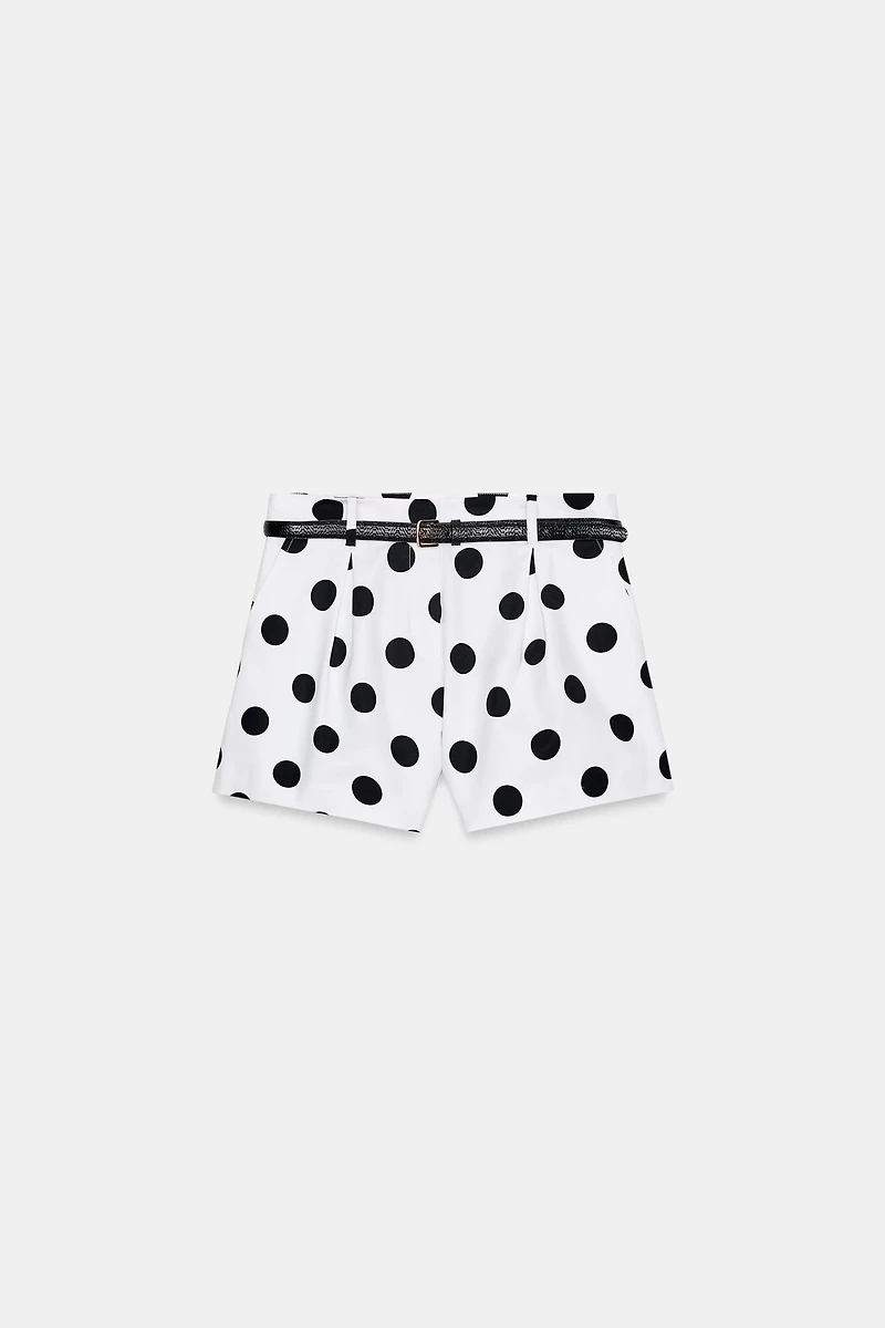 SHORT À PINCES ET CEINTURE