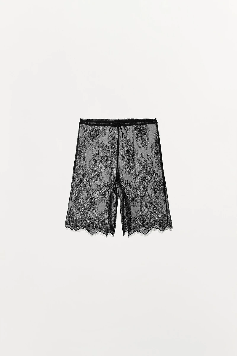LACE CAPRI PANTS