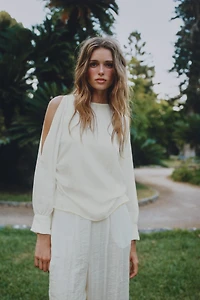 BLOUSE À OUVERTURES SUR LES MANCHES