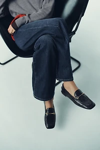 MOCASSINS EN RELIEF AVEC BOUCLE