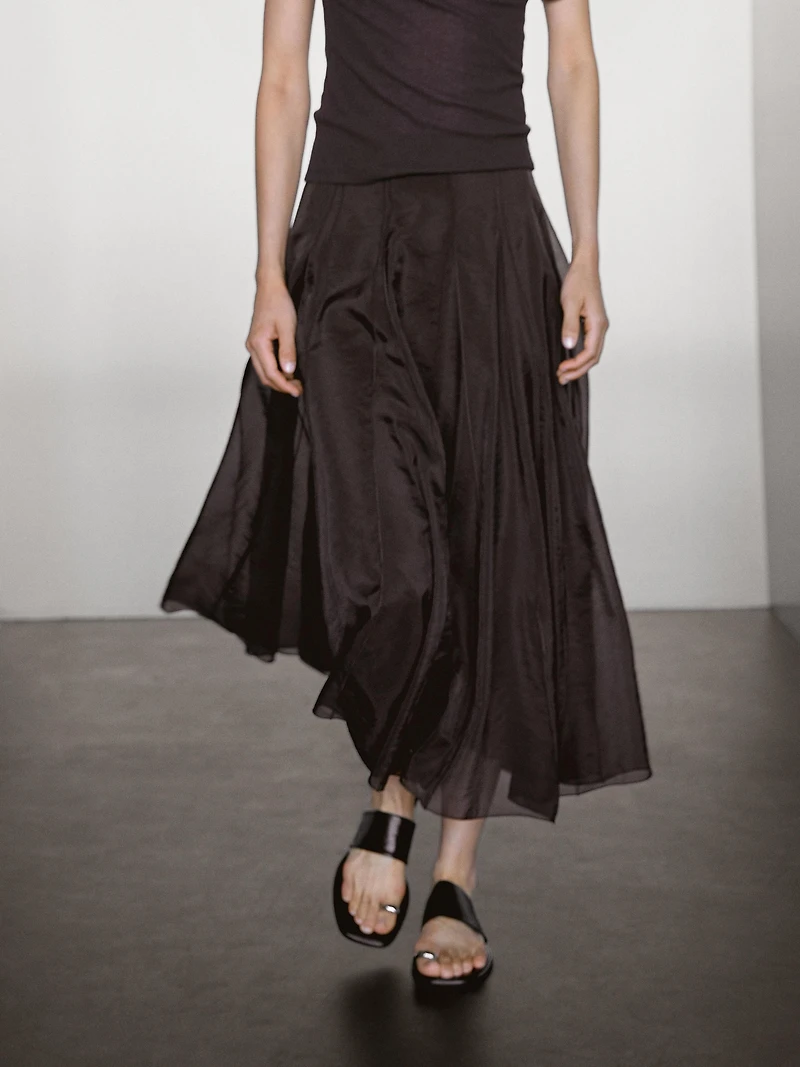 Long voluminous skirt with godet detail