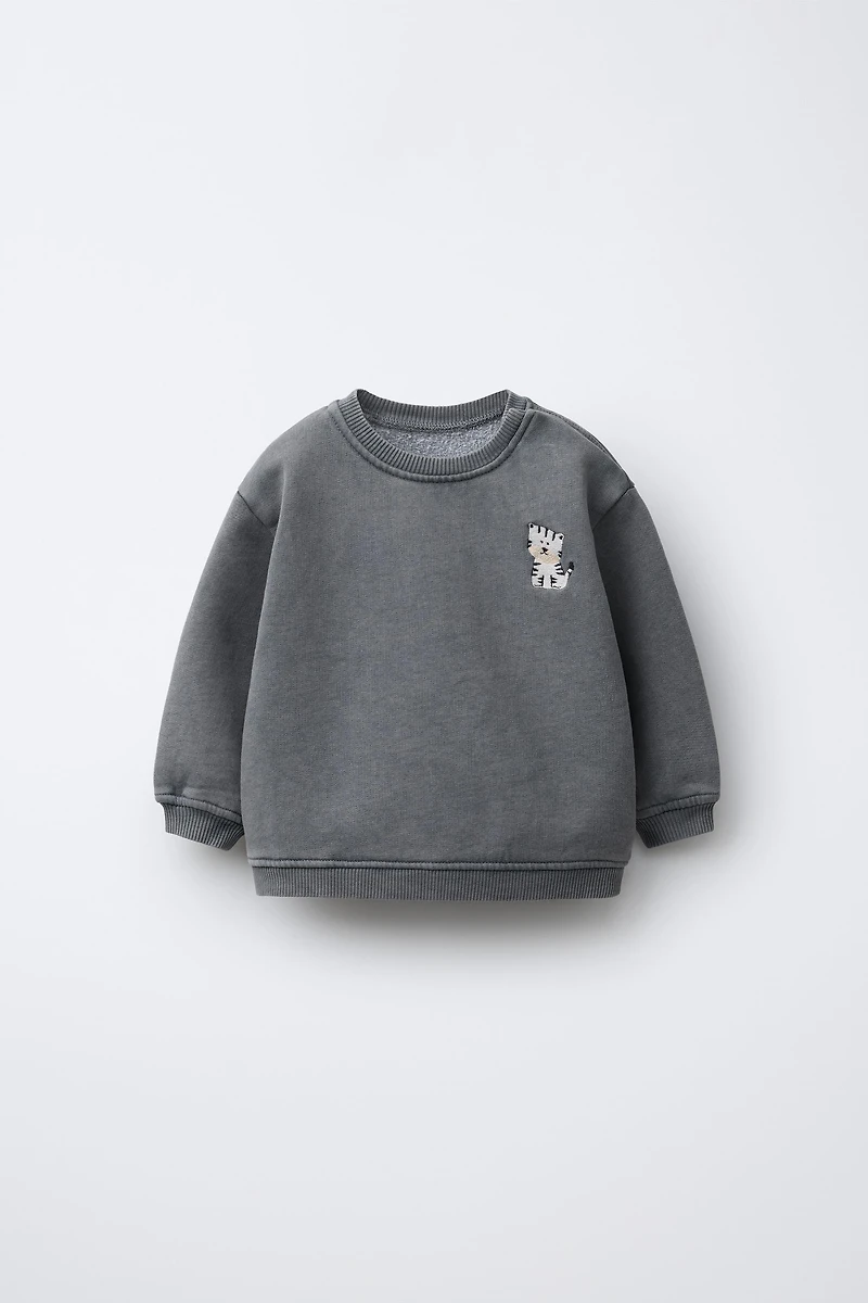 EMBROIDERED WASHED EFFECT SWEATSHIRT