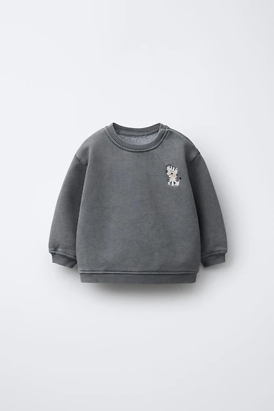 EMBROIDERED WASHED EFFECT SWEATSHIRT