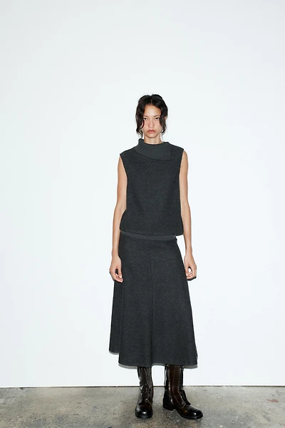 SOFT OPEN NECK TOP