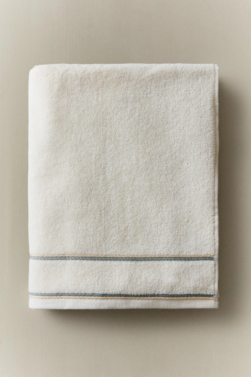 BATH TOWEL WITH DOUBLE CONTRAST PIPING