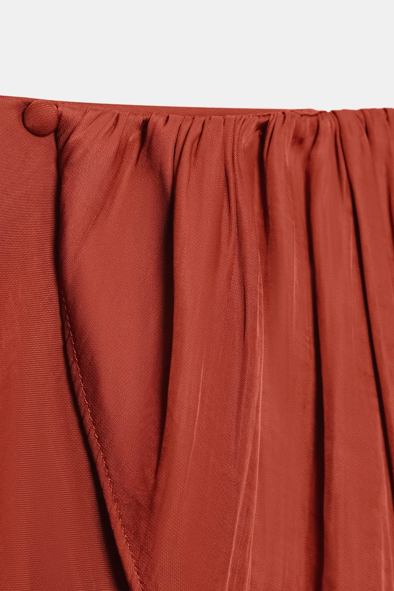 ROBE COURTE ASYMÉTRIQUE AVEC CEINTURE