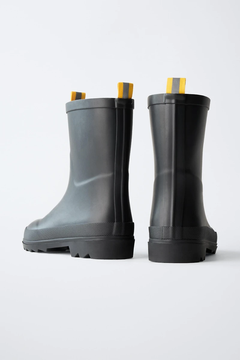 BASIC RAIN BOOTS