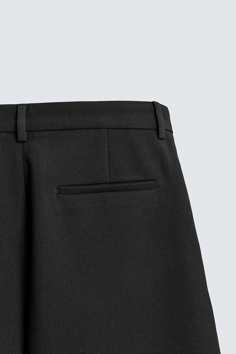 FLOWY PLEATED SHORTS