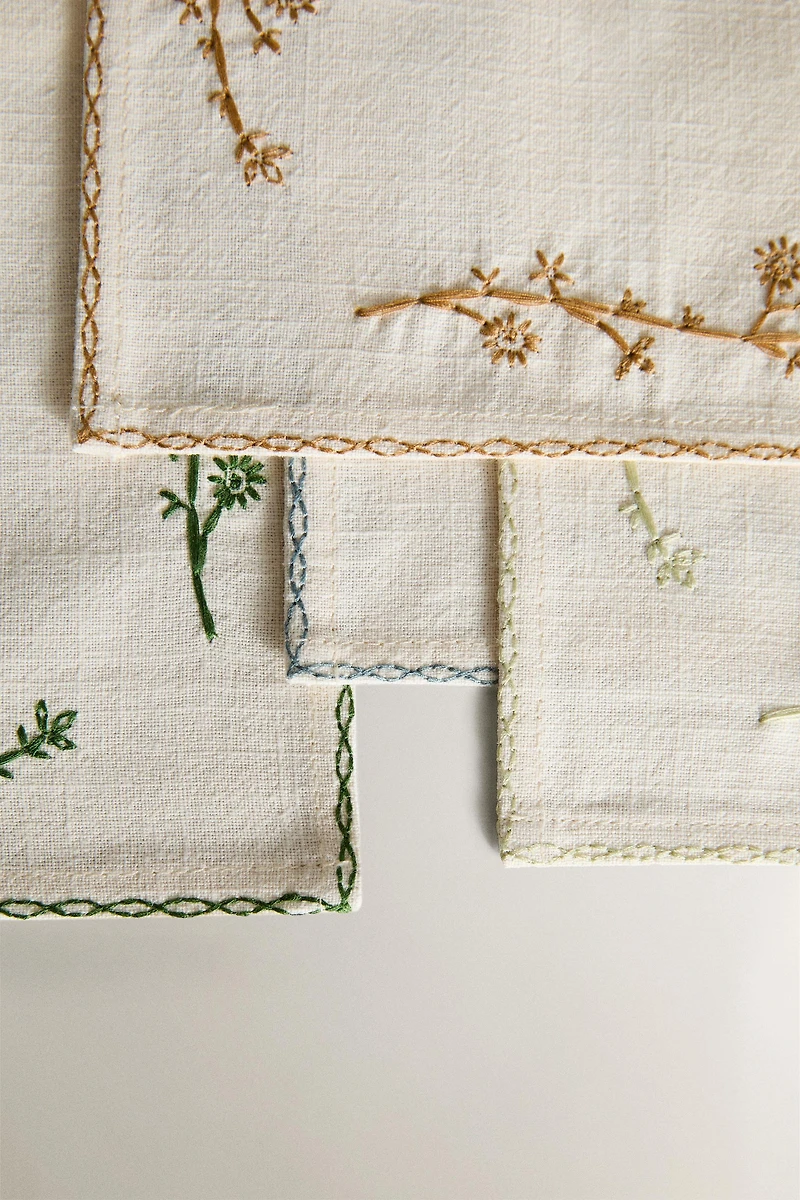 EMBROIDERED PLANT NAPKIN SET (PACK OF 4)