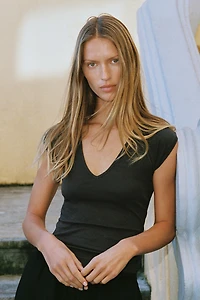 V-NECK TOP