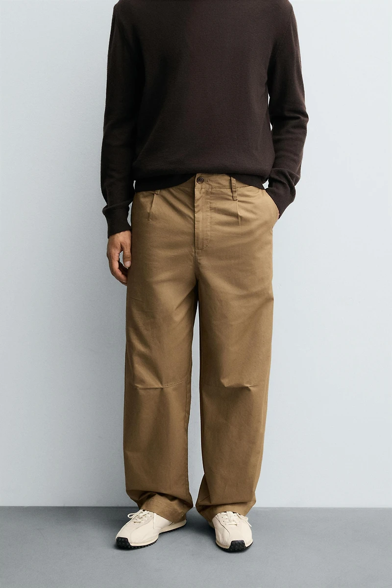 PANTALON CHINO COUPE DÉCONTRACTÉE À PLIS