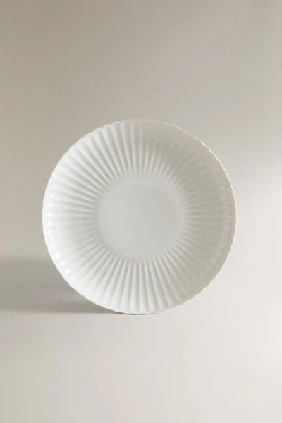 SCALLOPED PORCELAIN DINNER PLATE
