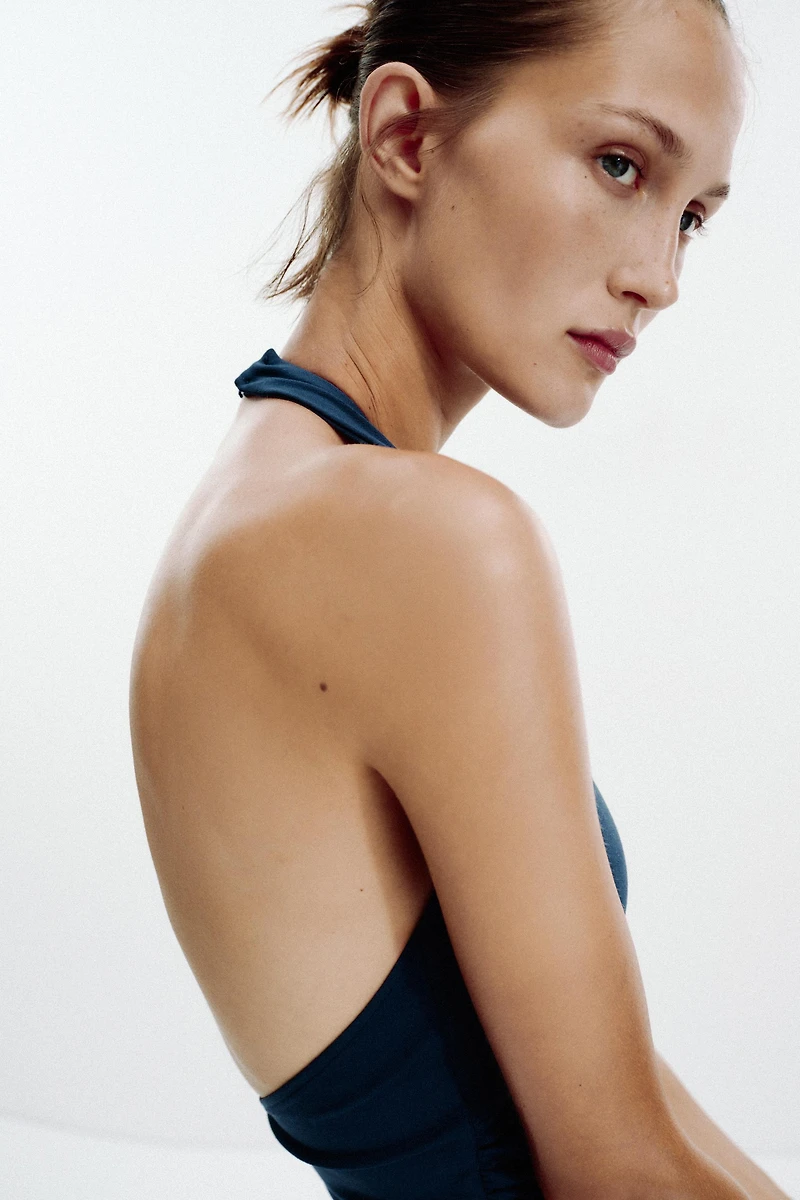 ROBE HALTER DRAPÉE