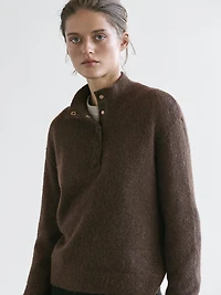 Pull en maille à col montant et boutons-pression